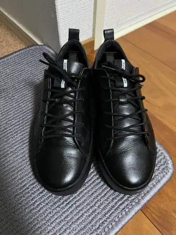 ECCO 블랙 가죽 스니커즈