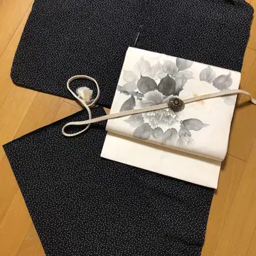 순수 실크 코몬 블랙 베이스에 화이트 벚꽃 꽃잎 흩날리는