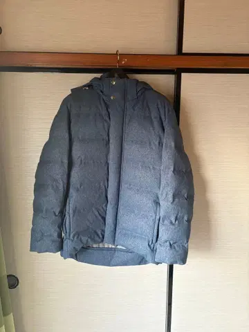 다크 블루 후드 부착 다운 자켓