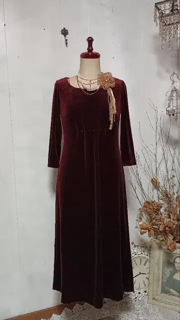 시빌라 버건디 벨벳 7부 소매 원피스