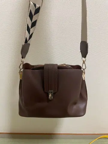 브라운 박스형 숄더백 여행용으로도 추천!