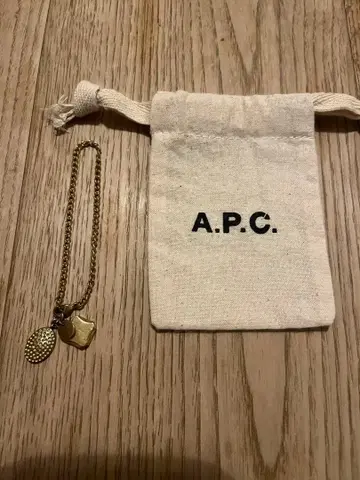 A.P.C. 골드 참 팔찌
