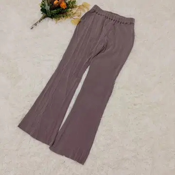 BEAUTY&YOUTH 리브 니트 팬츠 플레어 실루엣 더스티 컬러