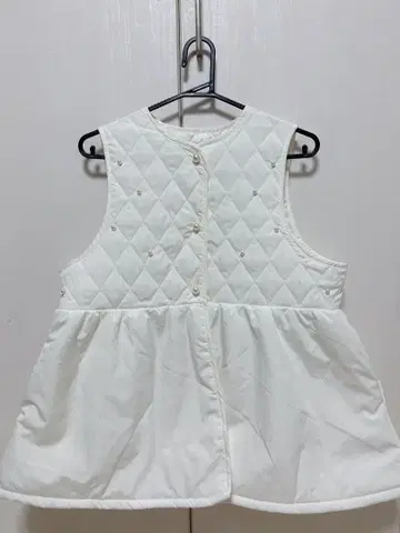 펄 장식 페플럼 다운 베스트 퀼팅