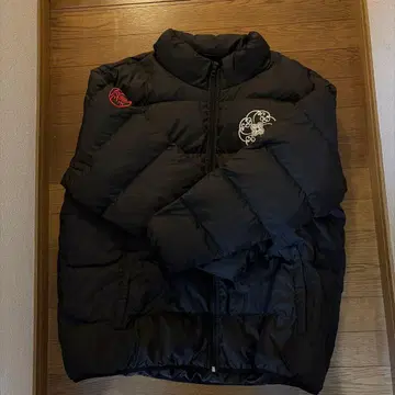 블랙 다운 자켓 자수 로고 포함