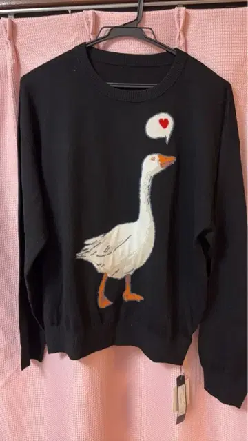 오리 자수 블랙 스웨터