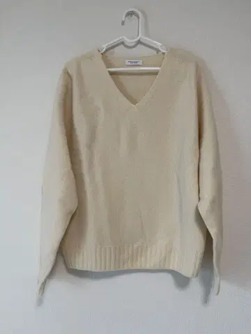 아이보리 V넥 긴팔 스웨터 화이트