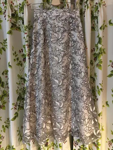 꽃무늬 자수 플레어 롱 스커트 화이트/그레이