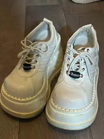 데모니아 화이트 스니커즈 24.5cm
