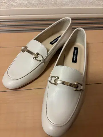 화이트 로퍼 금속 버클 포함