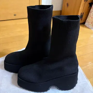 블랙 니트 통굽 슬리브 부츠