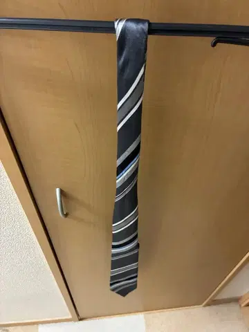 스트라이프 디자인 새틴 넥타이