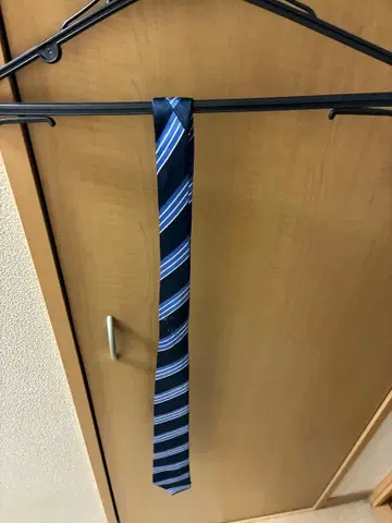 네이비 스트라이프 넥타이