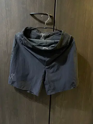 On 블랙 숏팬츠