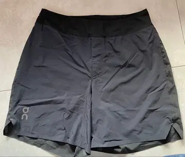 On 블랙 숏팬츠