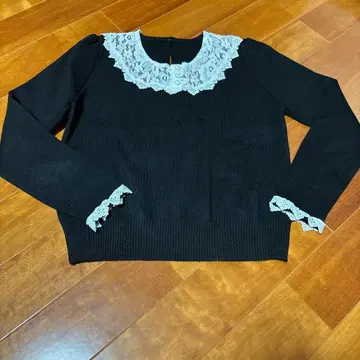 레이스 카라 부착 블랙 긴팔 니트