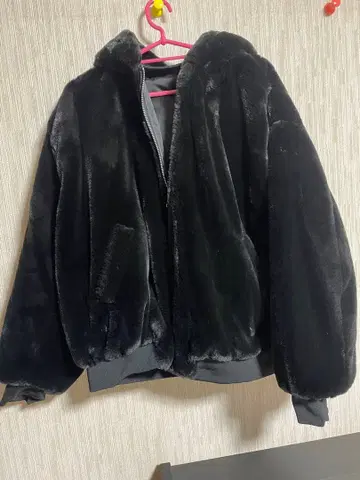 리버서블 후드 부착 블랙 인조 모피 자켓