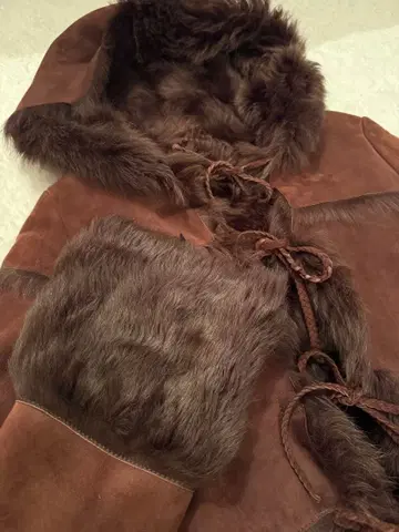 띠어리 최고급 브라운 무스탕 롱 코트 후드 부착 가볍고 따뜻한