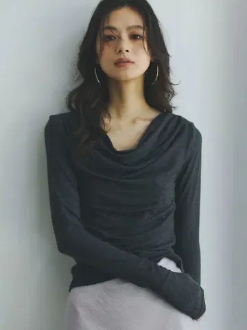 anuans 개더 드레이프 컷 상의 블랙