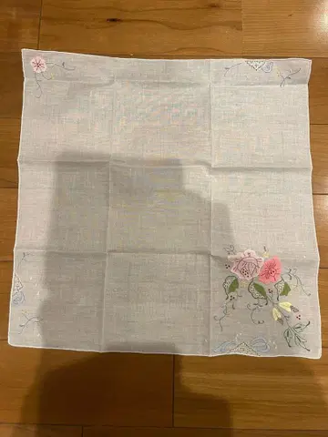 YUE HWA 꽃무늬 자수 화이트 손수건