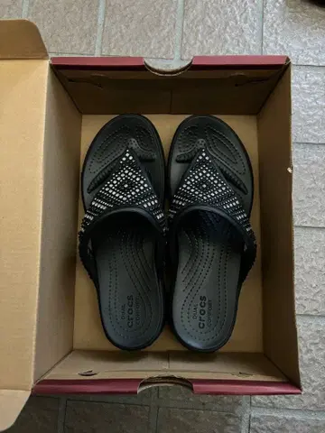 Crocs 비쥬 포함 블랙 샌들