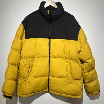 다운 자켓 블랙과 옐로우 컬러의 바이컬러