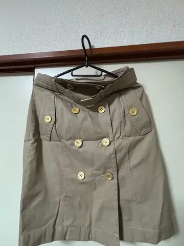 블루 라벨 베이지 더블 버튼 타이트 스커트