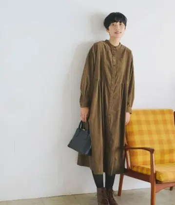 겉옷처럼 걸칠 수 있는 절개 코듀로이 원피스