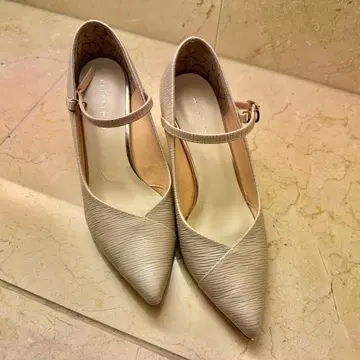 히미코 () [스트랩 펌프스] 21.5cm