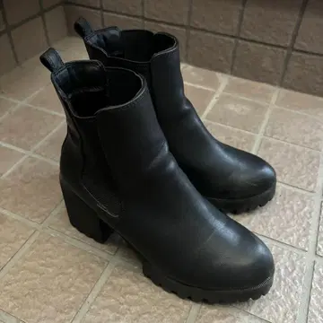 블랙 앵클부츠 하이힐