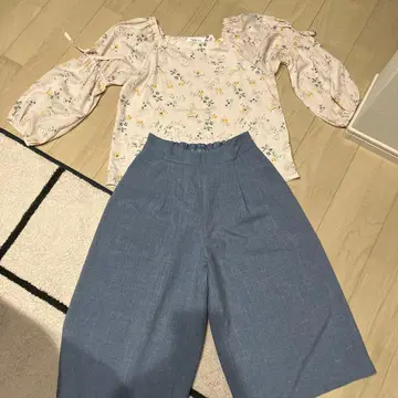 Rew de Rew 뽕긋한 소매 꽃무늬 블라우스와 블루 팬츠 셋업
