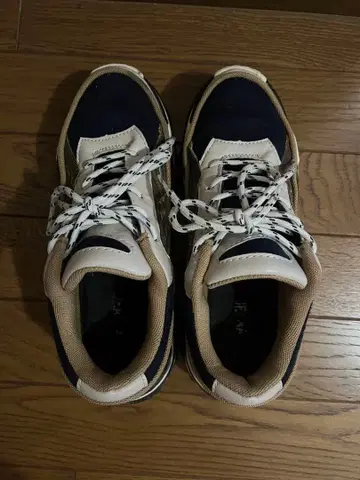 지나시스 대드 스니커즈