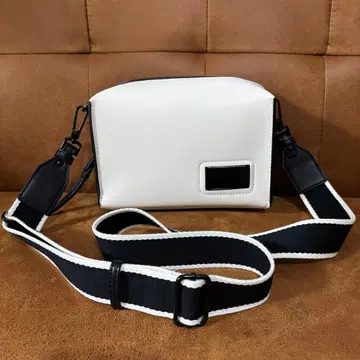 캘빈 클라인 숄더백 화이트