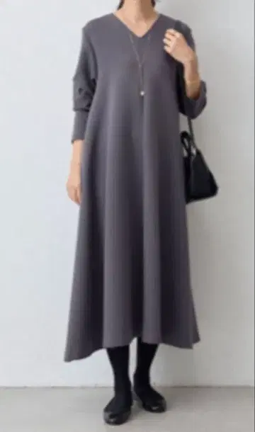 BEARDSLEY V넥 플레어 원피스 그레이