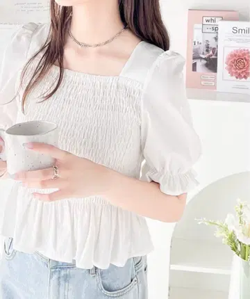 백리본 디테일 화이트 블라우스