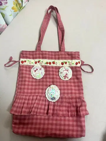 스트로베리 하트 펠트 토트백 와펜 포함