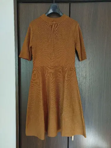 새상품 올리브 니트 원피스 오페크 레트로 카멜 브라운