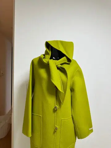 라임 그린 후드 부착 롱 코트