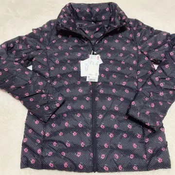 미사용 새상품 택 포함 유니클로 울트라 라이트 다운 꽃무늬 블랙 포켓터블