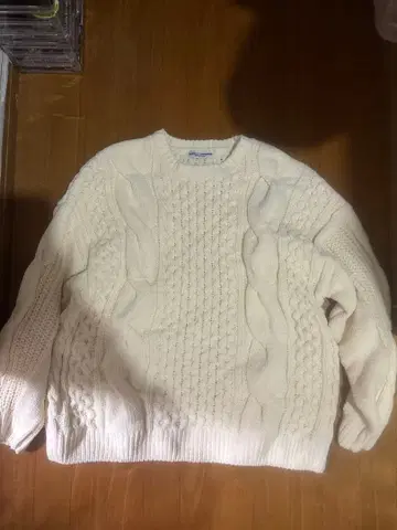 화이트 케이블 니트 긴팔 스웨터
