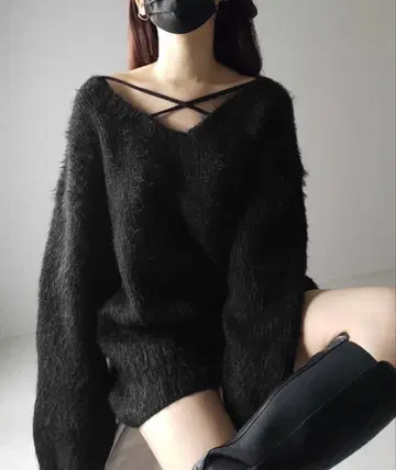 me+em select 크로스 스트랩 컷 아웃 루즈 샤기 니트