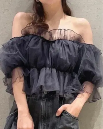 snidel 볼륨 개더 프릴 오프숄더 블라우스