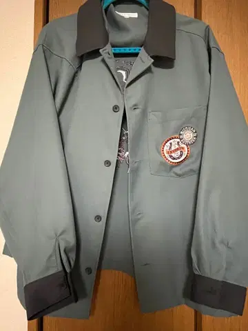 그레이 자수 긴팔 셔츠