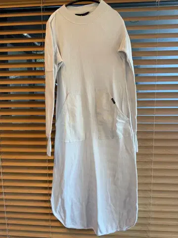 화이트 롱 원피스 포켓 부착