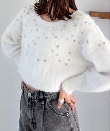 비쥬 장식 화이트 니트 스웨터