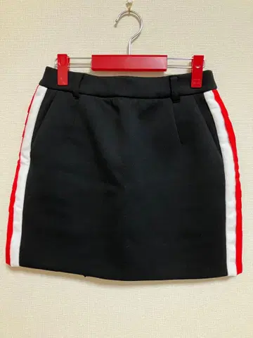 [ 새상품급 ] 플레어 스커트 블랙 빨흰 스트라이프