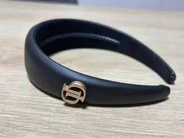 블랙 헤어밴드 골드 로고 포함