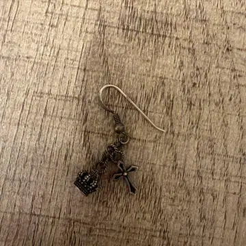 저스틴 데이비스 왕관과 십자가 금속제 편쪽 귀걸이