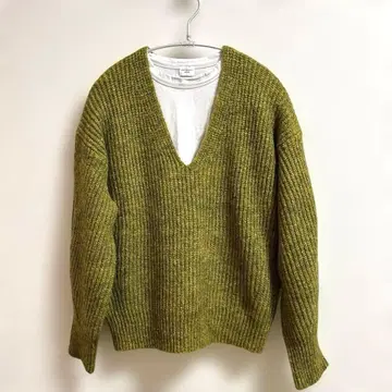 올리브 그린 V넥 니트 스웨터