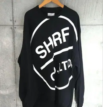 [ studious 별주 ] SHREEF 로고 프린트 맨투맨 블랙